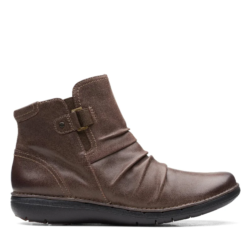 Vintage-Inspired Shoes Deal Clarks Un Loop Top in Brown Leather