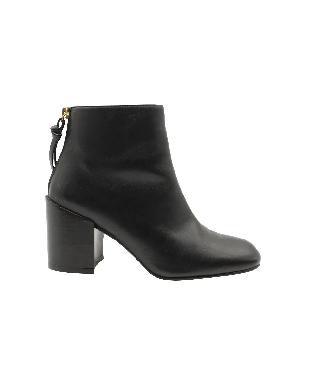 Comfortable Travel Shoes Stuart Weitzman Coban Ankle Boots in Black Leather
